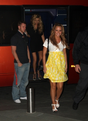Girls_Aloud_arriving_back_to_hotel_Manchester_310508_6.jpg