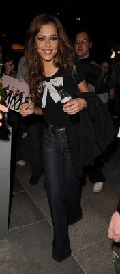 Girls_Aloud_arriving_to_their_hotel_Birmingham_040608_28.jpg