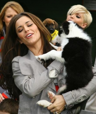 Girls_Aloud_at_the_Dogs_Trust_Uxbridge_201108_27.jpg
