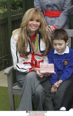 Girls_Aloud_at_the_Dogs_Trust_Uxbridge_201108_30.jpg