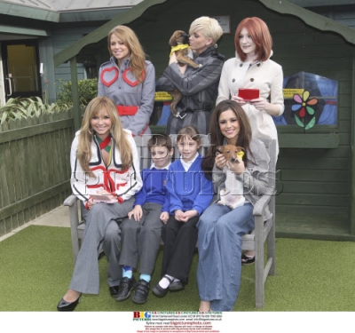 Girls_Aloud_at_the_Dogs_Trust_Uxbridge_201108_4.jpg