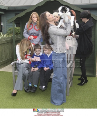 Girls_Aloud_at_the_Dogs_Trust_Uxbridge_201108_41.jpg