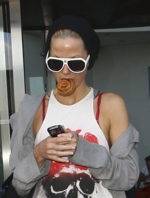 Girls_Aloud_leave_their_hotel2C_Cardiff_04_06_08_282029.jpg