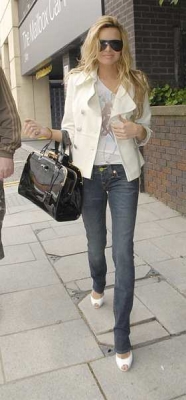 Girls_Aloud_leaving_a_Birmingham_hotel_050608_1.jpg