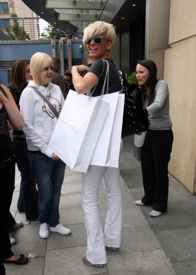 Girls_Aloud_leaving_a_Birmingham_hotel_05_06_08_282729.jpg