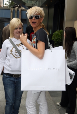 Girls_Aloud_leaving_a_Birmingham_hotel_05_06_08_282829.jpg