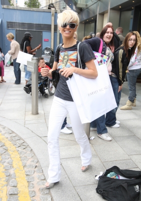 Girls_Aloud_leaving_a_Birmingham_hotel_05_06_08_283629.jpg