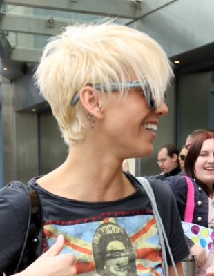Girls_Aloud_leaving_a_Birmingham_hotel_05_06_08_283829.jpg