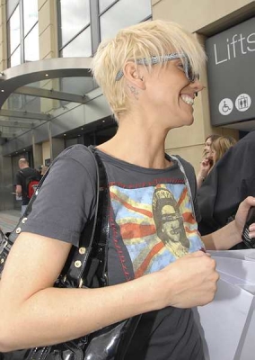 Girls_Aloud_leaving_a_Birmingham_hotel_05_06_08_284429.jpg