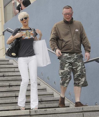Girls_Aloud_leaving_a_Birmingham_hotel_05_06_08_284729.jpg