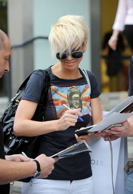 Girls_Aloud_leaving_a_Birmingham_hotel_05_06_08_286329.jpg