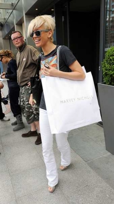 Girls_Aloud_leaving_a_Birmingham_hotel_05_06_08_286629.jpg