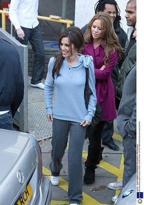 Girls_Aloud_Leaving_GMTV_Studio_-_271008_26.jpg