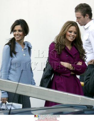 Girls_Aloud_Leaving_GMTV_Studio_-_271008_27.jpg
