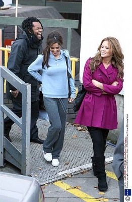 Girls_Aloud_Leaving_GMTV_Studio_-_271008_46.jpg