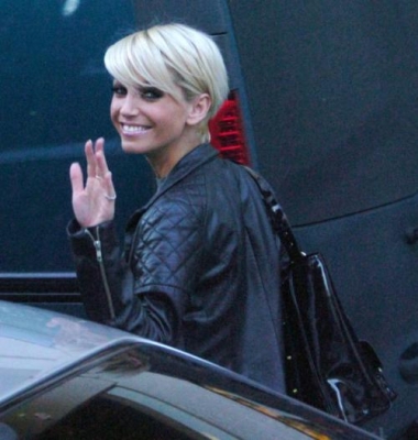 Girls_Aloud_Leaving_GMTV_Studio_27_10_08_2811229.jpg