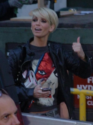 Girls_Aloud_Leaving_GMTV_Studio_27_10_08_2811329.jpg