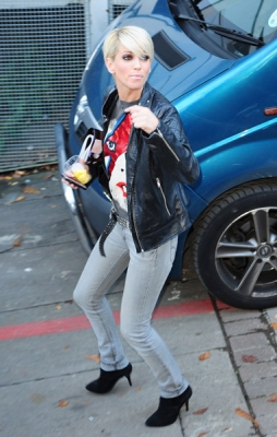 Girls_Aloud_Leaving_GMTV_Studio_27_10_08_2813129.jpg