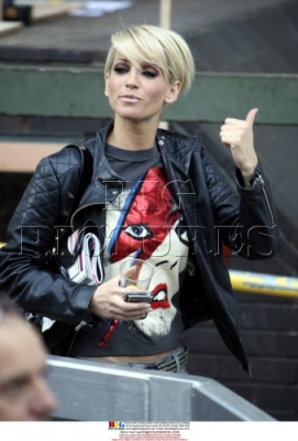 Girls_Aloud_Leaving_GMTV_Studio_27_10_08_2813829.jpg