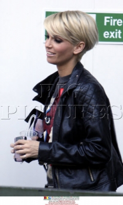 Girls_Aloud_Leaving_GMTV_Studio_27_10_08_2813929.jpg