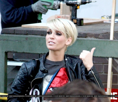 Girls_Aloud_Leaving_GMTV_Studio_27_10_08_288129.jpg