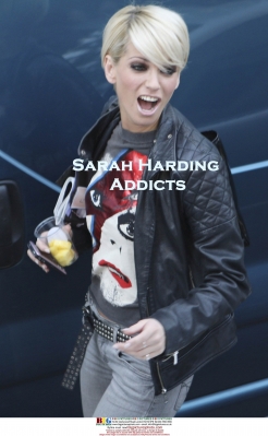 Girls_Aloud_Leaving_GMTV_Studio_27_10_08_289029.jpg