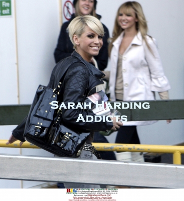 Girls_Aloud_Leaving_GMTV_Studio_27_10_08_289129.jpg