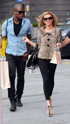 Girls_Aloud_leaving_Hilton_Hotel_Manchester_020608_4.jpg