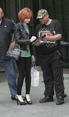 Nicola_Roberts_leaving_the_hotel_in_Manchester_02_06_08_28729.jpg