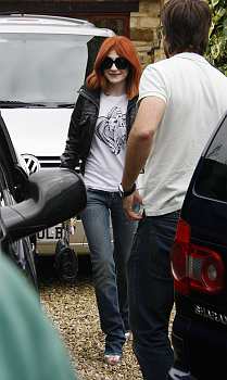 Girls_Aloud_leaving_Live_Lounge_25_09_08_286229.jpg