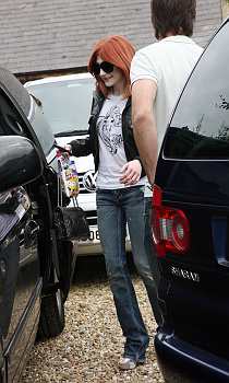 Girls_Aloud_leaving_Live_Lounge_25_09_08_286429.jpg