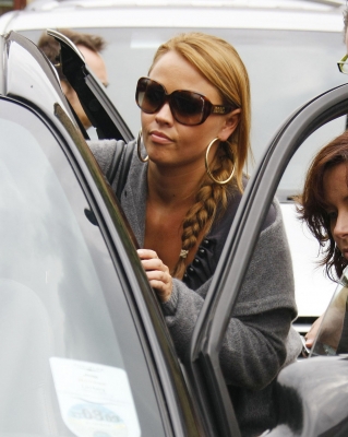 Girls_Aloud_leaving_Live_Lounge_25_09_08_284329.jpg