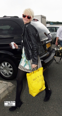 Girls_Aloud_leaving_Live_Lounge_25_09_08_285829.jpg
