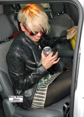Girls_Aloud_leaving_Live_Lounge_25_09_08_286029.jpg