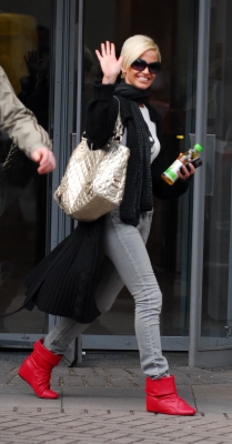 Girls_Aloud_leaving_MTV_Studios_11_03_08_283529.jpg