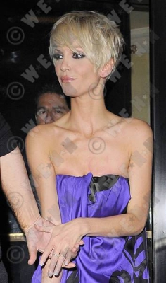 Girls_Aloud_leaving_the_Music_Awards_03_11_08_283029.jpg