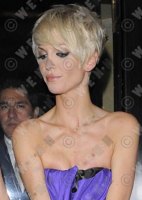 Girls_Aloud_leaving_the_Music_Awards_03_11_08_283129.jpg