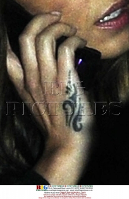 Girls_Aloud_leaving_the_Music_Awards_03_11_08_283629.jpg