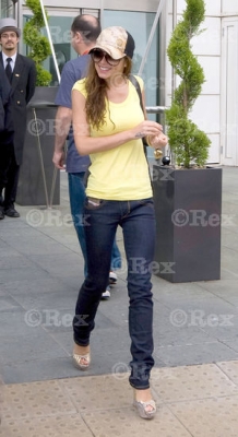 Cheryl_leaving_her_hotel2C_Cardiff_03_06_08_282129.jpg