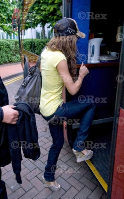 Cheryl_leaving_her_hotel2C_Cardiff_03_06_08_282629.jpg