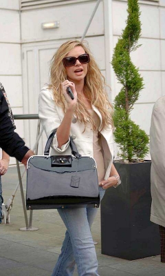Girls_Aloud_Leaving_the_St_Davids_Hotel_-_030608_11.jpg