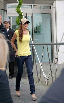 Girls_Aloud_Leaving_the_St_Davids_Hotel_-_030608_4.jpg