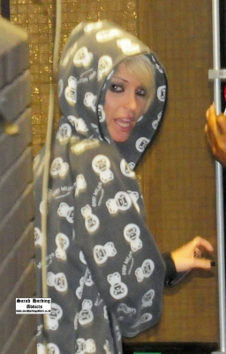 Girls_Aloud_Leaving_the_Studios_after_recording_the_Xmas_special_02_12_08_281629.jpg