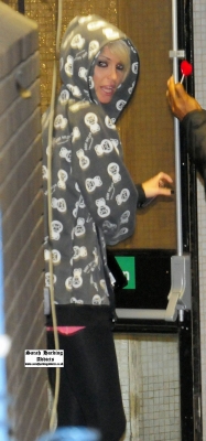 Girls_Aloud_Leaving_the_Studios_after_recording_the_Xmas_special_02_12_08_281729.jpg