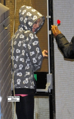 Girls_Aloud_Leaving_the_Studios_after_recording_the_Xmas_special_02_12_08_281829.jpg