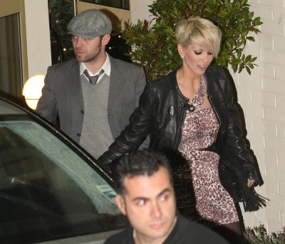 Girls_Aloud_leaving_the_X_Factor_studios2C_London_13_12_08_286129.jpg