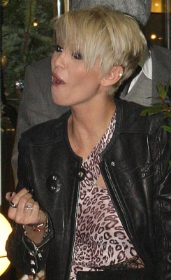 Girls_Aloud_leaving_the_X_Factor_studios2C_London_13_12_08_287429.jpg