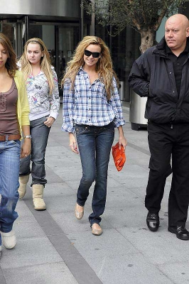 Girls_Aloud_leaving_their_hotel_in_Manchester_300508_1.jpg