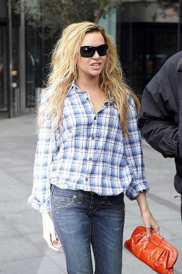 Girls_Aloud_leaving_their_hotel_in_Manchester_300508_10.jpg