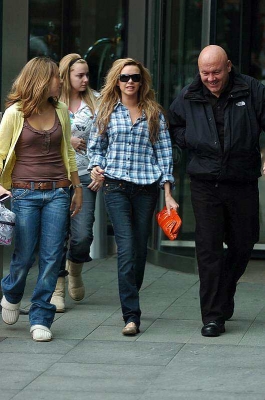 Girls_Aloud_leaving_their_hotel_in_Manchester_300508_11.jpg